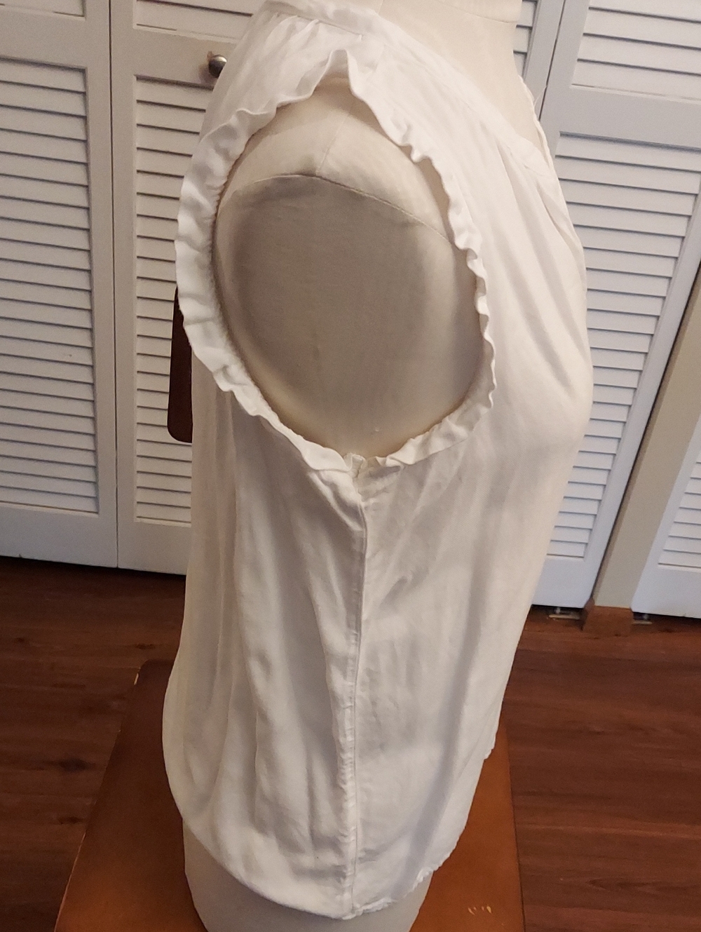 Cream Ruffle Sleeve V-Neck Button Front Top - Picture 4 of 6